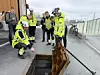 Her inspiseres en kum for kabler. Kummene er luftet, og det oppstår en skorsteinseffekt i de tomme rørene. Dette gir naturlig ventilasjon og kjøling ved at luft sirkulerer gjennom kabelrørene. Sammen med dem går det nå vannrør som skal brukes for å kjøle kablene. En del av INCA-prosjektet er å finne ut hvor stor effekt et slikt vannkjølende system har. Foto: Hege Tunstad/Gemini.no