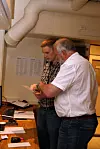 Marinteks Ørjan Selvik (t.v,) og Arne Lothe fra Norconsult diskuterer testplanen. Foto: Tore Stensvold