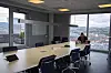 Leder for New Tech Lab i DNB, Yngvar Ugland savner kollegaene sine. Her sitter han ensom i toppetasjen av Dnbs hovedkontor i Bjørvika. Foto: Tuva Strøm Johannessen