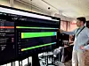 Marius Engebrethsen fra REN viser hvordan de kan lese av temperaturen meter for meter inne i en kabel ved hjelp av måleutstyr fra Safebase – en av partnerne i prosjektet. Dette gjelder strømkabler som har fiberoptikk innebygd, noe de nyeste kablene ofte har. Foto: Hege Tunstad/Gemini.no