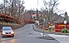 Utvidelsen av fylkesveg 585 skjer ved at støttemuren til venstre for den røde bygningen blir flyttet lengre mot høyre. Krysset i forgrunnen er søndre endepunkt for strekningen som skal utvides.