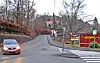 Utvidelsen av fylkesveg 585 skjer ved at støttemuren til venstre for den røde bygningen blir flyttet lengre mot høyre. Krysset i forgrunnen er søndre endepunkt for strekningen som skal utvides.