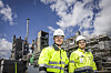 Operasjonsdirektør Erik Langholm og konstruksjonsleder Johan Guldbjørnsen viser frem CO2-fangstanlegget til Aker Carbon Capture, som nå er under bygging i Brevik. Fra neste år skal det fange 400.000 tonn CO2 fra sementproduksjonen.