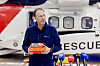 Avdelingsleder Kåre Halvorsen i Havarikommisjonen viser fram samme type ferdskriver som var om bord i ulykkeshelikopteret av typen Sikorsky S-92A.