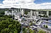 I det høyeste tårnet i anlegget, kalt absorberen, skjer selve CO2-fangsten. Omkring 100 meter høyt er det blitt et nytt landemerke i Brevik. Foto: Thomas Bjørnflaten