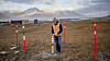 Forsker Graham Gilbert måler temperaturen i permafrosten i Longyearbyen på Svalbard. Temperaturmålere er utplassert i borehull i bakken en rekke steder på Svalbard og i andre arktiske områder.