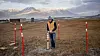 Forsker Graham Gilbert måler temperaturen i permafrosten i Longyearbyen på Svalbard. Temperaturmålere er utplassert i borehull i bakken en rekke steder på Svalbard og i andre arktiske områder.