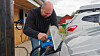 Her skal Martin Kolby slett ikke lade bilen, men hente strøm. Behovet overstiger sjelden 2kW og er godt egnet til å håndtere topplaster.