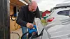 Her skal Martin Kolby slett ikke lade bilen, men hente strøm. Behovet overstiger sjelden 2kW og er godt egnet til å håndtere topplaster.