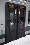 Siden sporet ligger for lavt i forhold til stasjonen, får man ikke åpnet alle dørene når toget ligger inntil perrongen. Foto: Mari Gisvold Solberg