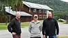 Per Anders Westgard, Ola Johansson og Martin Kolby foran et av byggene som samler varme med solfangere.