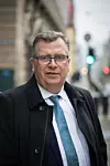 Trenger mer satsing på skogen: Statssekretær i Klima- og miljødepartementet; Atle Hamar liker den tekniske utviklingen av produkter fra norsk skog både som pellets og flytende biodrivstoff. Foto: Snorre Tønset