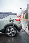 Vi fikk ladehastigheten over 100 kilowatt på ett av tre ladestopp. Foto: Marius Valle