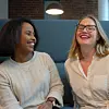 Muna Hassan og Kristine Halvorsen synes det tar mye tid å søke på jobber, men liker nettverksbygging. Foto: Kjersti Flugstad Eriksen