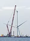 Liebherr LR 11350 kan brukes til mange forskjellige ting. Her monterer den en vindturbin. Foto: Liebherr