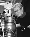 2001: Anne Borg har forsket mye i overflatefysikk, her med et tunneleringsmikroskop (STM).
