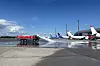 En brannbil kjøler asfalten på Oslo lufthavn Gardermoen med vann denne sommeren. Foto: Avinor