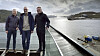 Målet for Robinson-prosjektet er å gjøre Eigerøy, til høyre i bildet, mer selvforsynt med energi. Arild Stapnes Johnsen (t.v.) fra Dalane Energi, Peter Breuhaus fra Norce og Frank Emil Moen fra Energy Innovation er tre representanter fra i alt 18 partnere.