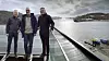 Målet for Robinson-prosjektet er å gjøre Eigerøy, til høyre i bildet, mer selvforsynt med energi. Arild Stapnes Johnsen (t.v.) fra Dalane Energi, Peter Breuhaus fra Norce og Frank Emil Moen fra Energy Innovation er tre representanter fra i alt 18 partnere.