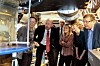 Omvisning: Stipendiat Magni Fjørtoft Svarstad (t.v.) forteller om francisturbinen til olje- og energiminister Tord Lien, dekan Ingvald Strømmen, masterstudent Siri Skyberg Sletten, stipendiat Rakel Ellingsen og NITOs president Trond Markussen.⇥Foto: Lise Rist/OED