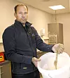 Fiskemelet som Prima Protein produserer, lukter svakt av tørrfisk. – Når vannet er fjernet, som utgjør cirka 70 prosent av fisken, står vi igjen med 20-22 prosent tørrstoff og 0,5-15 prosent olje, alt etter sesong og fisketype, sier driftsleder Steinar Aamodt. Foto: Alf Bergin