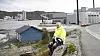 Det blå huset, som en gang var venterom for fergepassasjerer, er et alternativ til plassering av hydrogenfabrikk. – Vi planlegger produksjon av hydrogen i en konteiner som er 12 meter lang, sier Arild Stapnes Johnsen fra Dalane Energi. Foto: Alf Bergin
