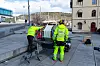 Motoriserte trekketromler ble plassert på hver side av bybroa, for å trekke gjennom måleutstyret. Her på Strømsø torg med god hjelp fra Trond Alm fra firmaet TUBUS. Foto: TUM Studio