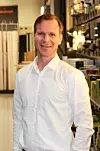 Andreas Niss, administrerende direktør i Elektroimportøren, forteller at de får byttet ut sitt varelager med gamle Easee-ladere. Foto: Elektroimportøren