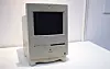 MESSE: 'The Mac Hall of Fame' trakk mange interesserte. De fikk se en rekke av Apples kjente produkter. Dette er en Macintosh Color Classic. Den er faktisk ikke fra begynnelsen av 80-tallet, men fra 1993. Det var selskapets første maskin med fargeskjerm, og skjermoppløsningen var på hele 512 x 384 piksler.