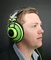 IFA: Harman/Nebys produktsjef Fredrik Johnsen viser AKG Q701, flaggskipet i Quincy Jones Signature Line. Hodetelefonene fås også i hvitt og svart.