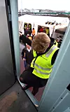 Det er kanskje ikke noe alle vet, men det krever faktisk litt kroppsbeherskelse å komme seg inn og ut av et lokomotiv. Det klarte jernbanedirektør Elisabeth Enger fint.