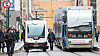 Til neste år kan du bestille en elektrisk selvkjørende buss i Ruter-appen, som kjører deg dit du skal. Her er det statsminister Erna Solberg (H) og Ap-leder Jonas Gahr Støre som lar seg transportere i en slik buss i Oslo.