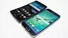 LG G Flex 2 ved siden av Samsung Galaxy S6.