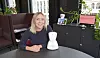 «Det er jo her jeg skal være» forsto Karen Dolva da hun begynte på Institutt for informatikk: – Her sitter folk og finner på det som kommer i morgen. Her er Dolva med roboten AV1 som i klasserommet representerer elever som ikke fysisk kan være til stede selv. Foto: Sara Lehne Engesvik