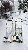 Vi har gjennomført en ikke veldig avansert test av to elektriske snøfresere: én modell fra Ryobi (t.h.) og én fra Stiga. I bruk kom de relativt likt ut i funksjonalitet. Foto: Odd Richard Valmot