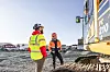 Prosjektingeniør i Glasopor, Jens Rygh de Flon, anleggsleder i Kruse Smith, Daniel Nilstun og anleggsleder i Sport og Grøntanlegg, Arne Andreassen, utveksler erfaringer. Foto: Per Tore Molvaer