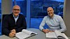 Kontraktssignering og glade ansikter! Fv. Eivind Yttri, seksjonssjef i Vestland fylkeskommune, og prosjektsjef Joar Ølmheim i Mesta Prosjekt Elektro.