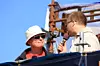 Jan-Erik Larssen (t.v) og Rolf Liland i toppen av speakertårnet geleidet publikum gjennom åtte timer x 2 med flyshow på Rygge.