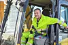 Anleggsleder Arne Andreassen storkoser seg i gravemaskinen. Foto: Per Tore Molvaer