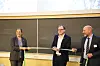 Sintef-sjef Alexandra Bech Gjørv holder snoren sammen med ABBs sjef for energilagring og brenselceller, Jostein Bogen. Statssekretær Daniel Bjarmann.Simonsen klipper snora og åpner det utvidete laboratoriet. Foto: Tore Stensvold