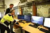 Fra kontrollrommet kan ABB-ingeniørene styre testene inne i laben og ta med seg data for videre analyser. Optimal kjøring og fordeling mellom de ulike framdriftsmaskiner gir store utslag i energi- og drivstofforbruk. Foto: Tore Stensvold