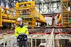 Det tar 30 timer å støpe ett element. – Det betyr at vi har tre skift involvert i ett støp, så våre betongarbeidere har et stort ansvar på sine skuldre, sier kommunikasjonssjef Jens Villemoes i Femern AS. De røde «formene» i bakgrunnen er støpeformene som gjenbrukes for hvert element. Her er de akkurat løsnet fra et ferdig herdet tunnelelement. Foto: Mona Strande