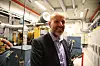 Produktsjef for energilagring og brenselceller i ABB, Jostein Bogen, inne i laben. De gule enhetene er dieselmotorer. - Målet er at de skal bort fra skip, sier Bogen. Foto: Tore Stensvold
