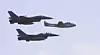 De Havilland Vampire i formasjon med to F-16.