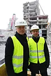 Miljøvernminister Ola Elvestuen (t.v) og Carl Henrik Borchsenius i Norsk Eiendom, vil samarbeide for å få fossilfrie byggeplasser innen 2025. Foto: Erik Martiniussen