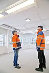 Smarte lys: Formann Vegard Nystuen (t.v.) fra Skanska, og Rune Stene fra Powerhouse inspiserer lys som er en del av løsningene som gjør kontorbygget på Kjørbo i Sandevika til et Smart-bygg. foto: Håvard Solerød mars 2018