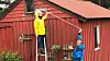 Sivilingeniør Kari-Marie Høyvik Holmstrøm får sponset solceller av arbeidsgiver. Sammen med Gunnvar F. Davidsen fra Team Ferking, en av samarbeidspartnerne til Norske Soltak AS sjekker de om uthuset hennes kan være egnet plassering.