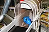 De blå posene skal kun inneholde plast. Hvis de inneholder noe annet vil de være tyngre. Posene føres til en sjakt der det blåses kraftig luft inn. De tyngste posene vil falle ned på hitsiden, mens de letteste posene vil bli blåst over kanten og falle ned i en annen sjakt på baksiden.