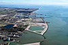 Dette dronebildet tatt 24. mars gir et lite inntrykk av størrelsen på hoveddelen av anleggsområdet. Tunnelfabrikken er 1,5 millioner kvadratmeter og arbeidshavnen 500.000 kvadratmeter. I arbeidernes landsby bor 1400 personer. Nederst til venstre sees fergeleiet for dagens ferge mellom Danmark og Tyskland. F Foto: Mona Strande
