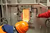 Flammer er fascinerende, mange ønsket en titt inn i ovnen.